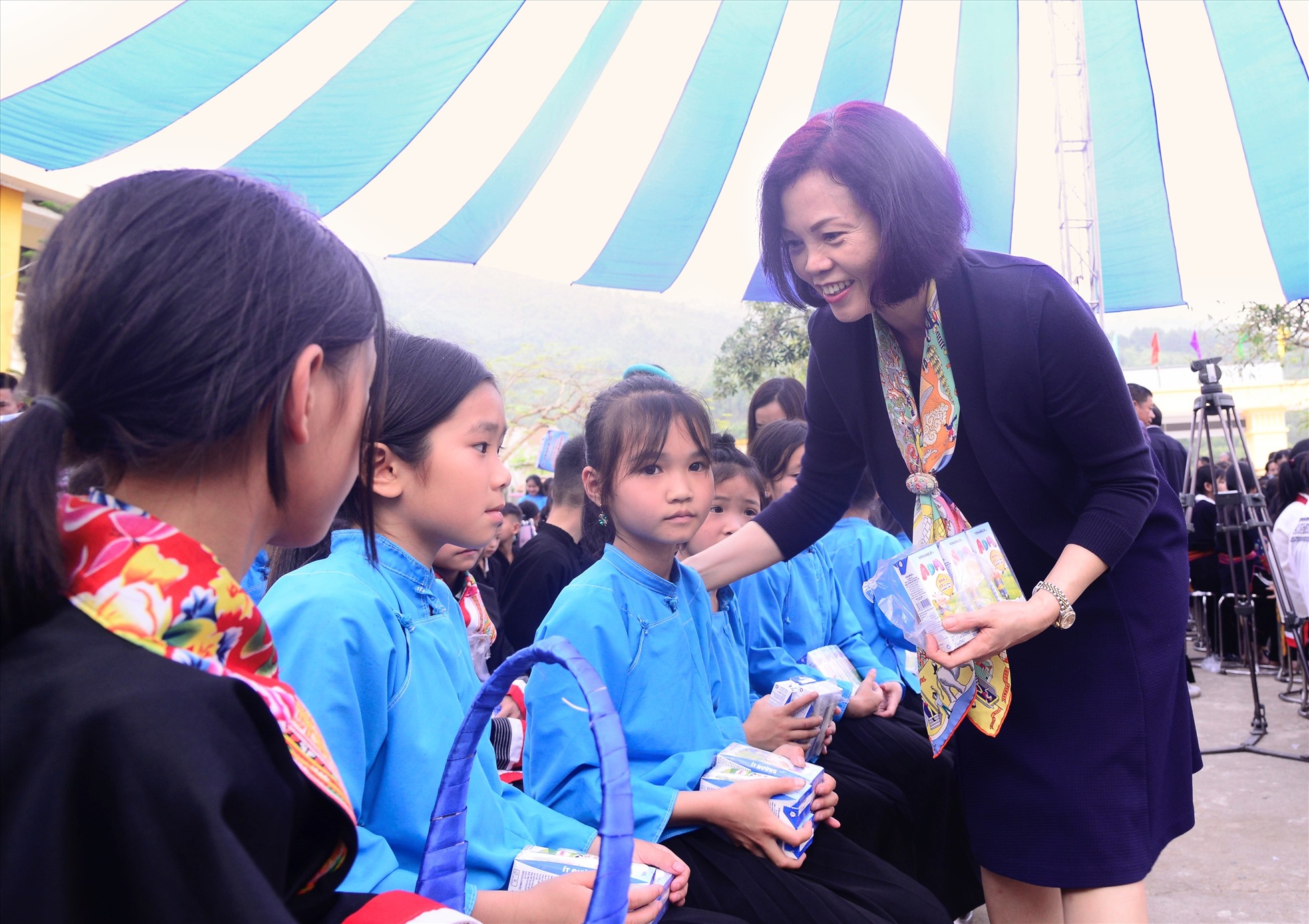 Đại diện Vinamilk trao sữa cho các em học sinh trường tiểu học Húc Động và mầm non Vô Ngại trên địa bàn huyện miền núi Bình Liêu, Quảng Ninh. Ảnh: Vinamilk