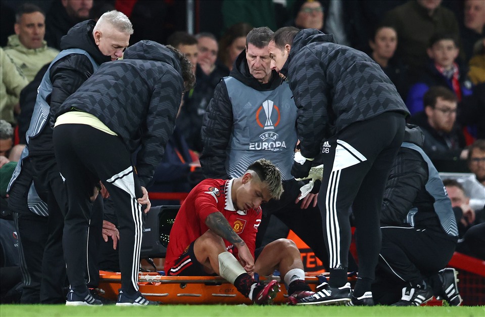 Chấn thương của Lisandro Martinez phát đi hồi chuông báo động cho hàng thủ Man United từ giờ đến cuối mùa. Ảnh: AFP
