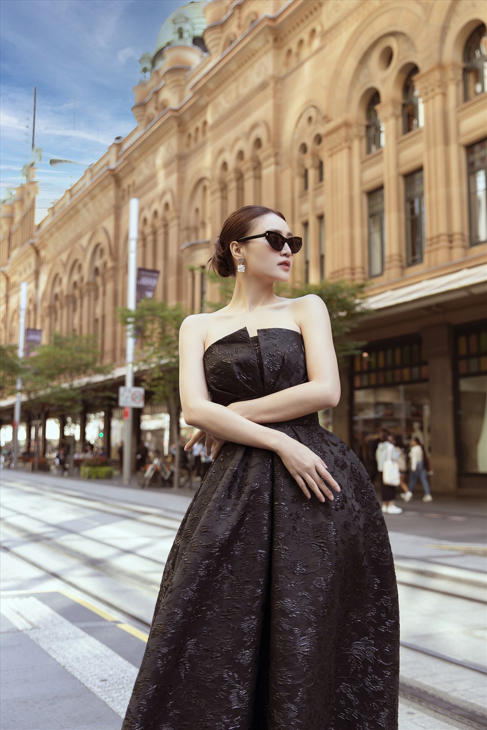 Nữ diễn viên Ninh Dương Lan Ngọc diện đầm gợi cảm khi đi dạo trên đường phố Sudney (Úc). Ảnh: Huy Nguyễn