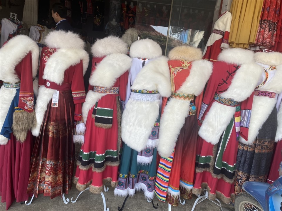 Các cửa hàng cho thuê trang phục mọc lên ngày càng nhiều, tuy nhiên trang phục nước ngoài như Tây Tạng, Mông Cổ, Thái Lan mới là những ưu tiên của các chủ cửa hàng. Ảnh: Xuân Quỳnh.