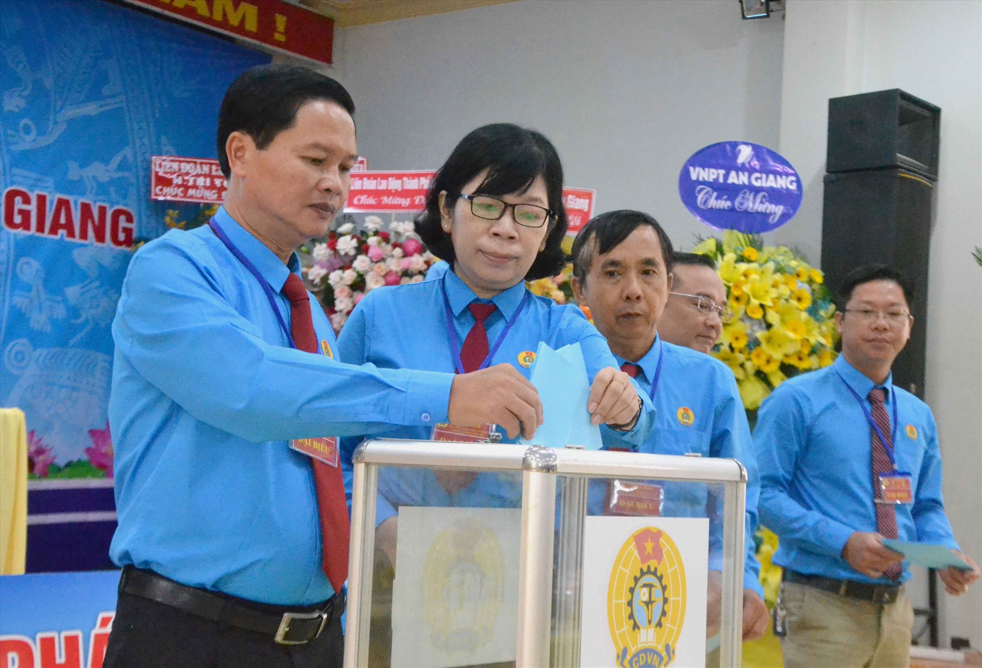 Đại biểu bỏ phiếu bầu ban chấp hành Công đoàn nhiệm kỳ 2023-2028. Ảnh: Lâm Điền