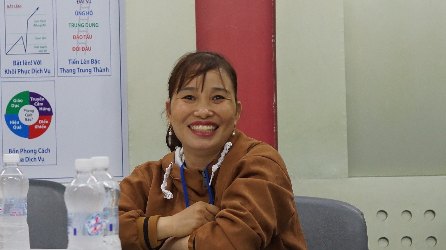 Chị T.T.H, một thợ bánh mì tại Ninh Thuận tươi cười khi đến trụ sở Tập đoàn Tân Hiệp Phát nhận giải thưởng 100 triệu đồng nhờ giải nhiệt với Trà Xanh Không Độ trong hè 2022. Ảnh: Tân Hiệp Phát