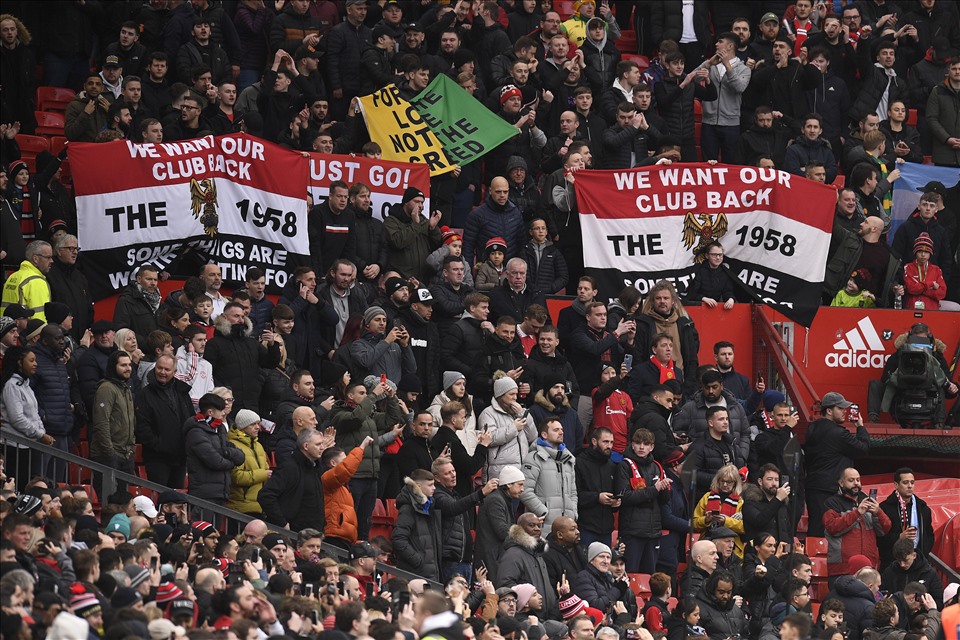 Làn sóng phản đối đang ngày một mạnh mẽ hơn trên khán đài Old Trafford. Ảnh: AFP
