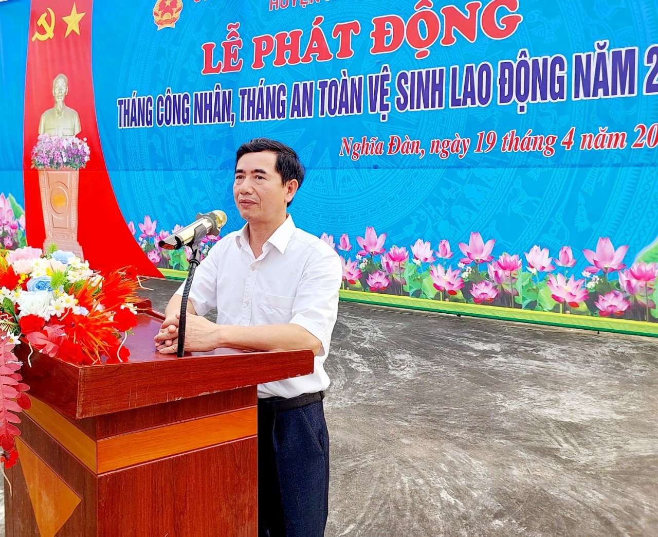 Ông Phan Tiến Hải - Phó Bí thư Thường trực Huyện ủy Nghĩa Đàn phát biểu tại buổi lễ. Ảnh: Quỳnh Trang