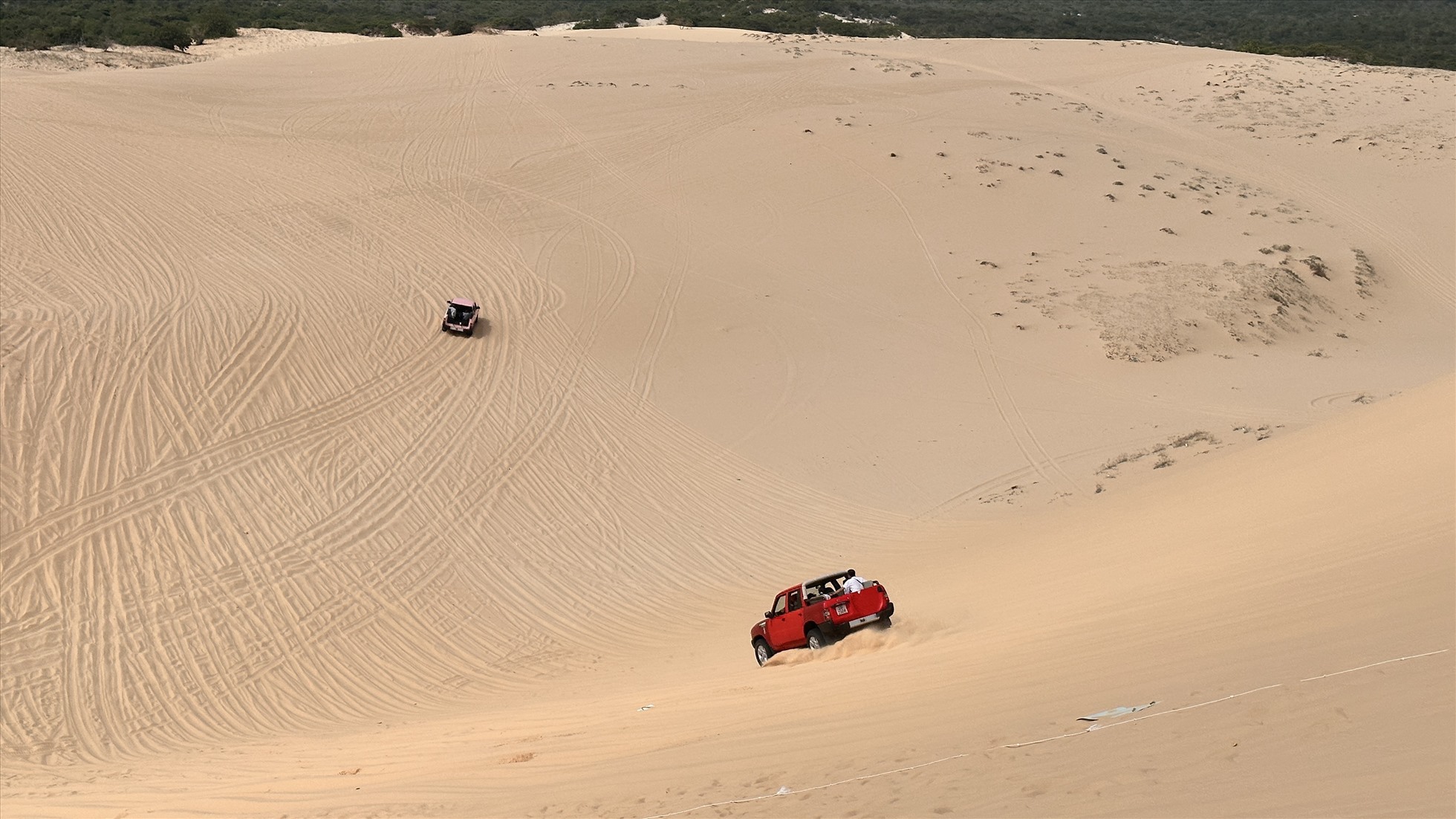 Du khách trải nghiệm xe địa hình ở đồi cát Bàu Trắng. Ảnh: Duy Tuấn