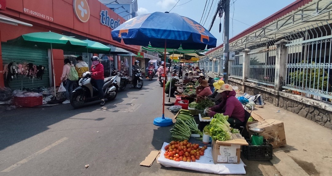 Chợ cóc tại hẻm 12 thuộc phường Hưng Lợi (quận Ninh Kiều) không được xử lý dứt điểm. Ảnh: Tạ Quang