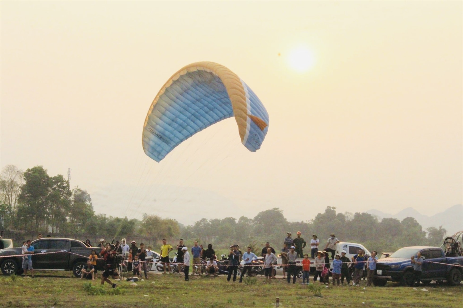 Chương trình đã có sự tham gia của khoảng 30 phi công paramotor từ mọi miền tổ quốc để biểu diễn trên bầu trời Quỳ Hợp. Ảnh: Quỳnh Trang