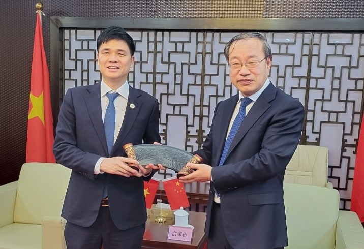 Đồng chí Dư Gia Đông – Thứ trưởng Bộ Nguồn nhân lực và An sinh xã hội Trung Quốc (bên phải ảnh) - tặng quà lưu niệm cho Đoàn đại biểu Tổng Liên đoàn Lao động Việt Nam. Ảnh: Ngọc Nhung