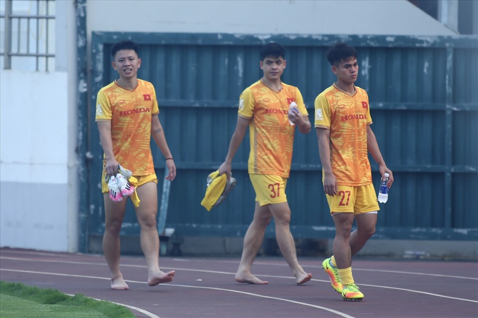 Trong khi đó, 4 cầu thủ gồm Vũ Tiến Long, Khuất Văn Khang, Nguyễn Hữu Nam và thủ môn Đoàn Huy Hoàng vẫn chưa tham gia tập luyện cùng đội.