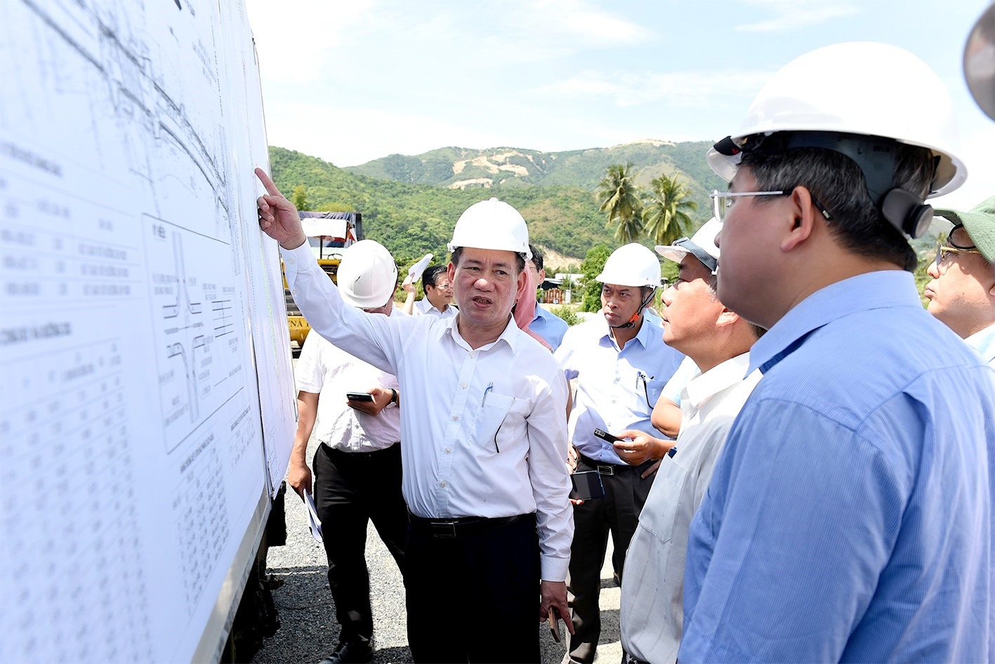 Bộ trưởng Hồ Đức Phớc kiểm tra tình hình triển khai một số dự án đầu tư công tại Khánh Hòa. Ảnh: Bộ Tài chính