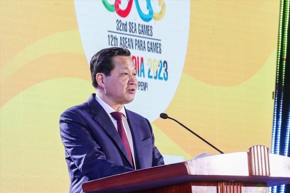 Phó Thủ tướng Chính phủ Lê Minh Khái giao nhiệm vụ cho Đoàn thể thao Việt Nam dự SEA Games 32 tại Lễ xuất quân. Ảnh: Hải Nguyễn