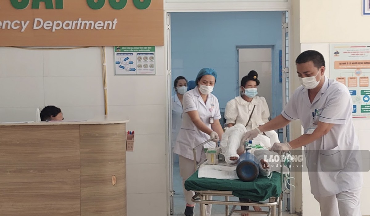 Sản phụ Lò Thị Dung được đưa trở lại Bệnh viện đa khoa tỉnh Điện Biên để cấp cứu sau vụ cháy.