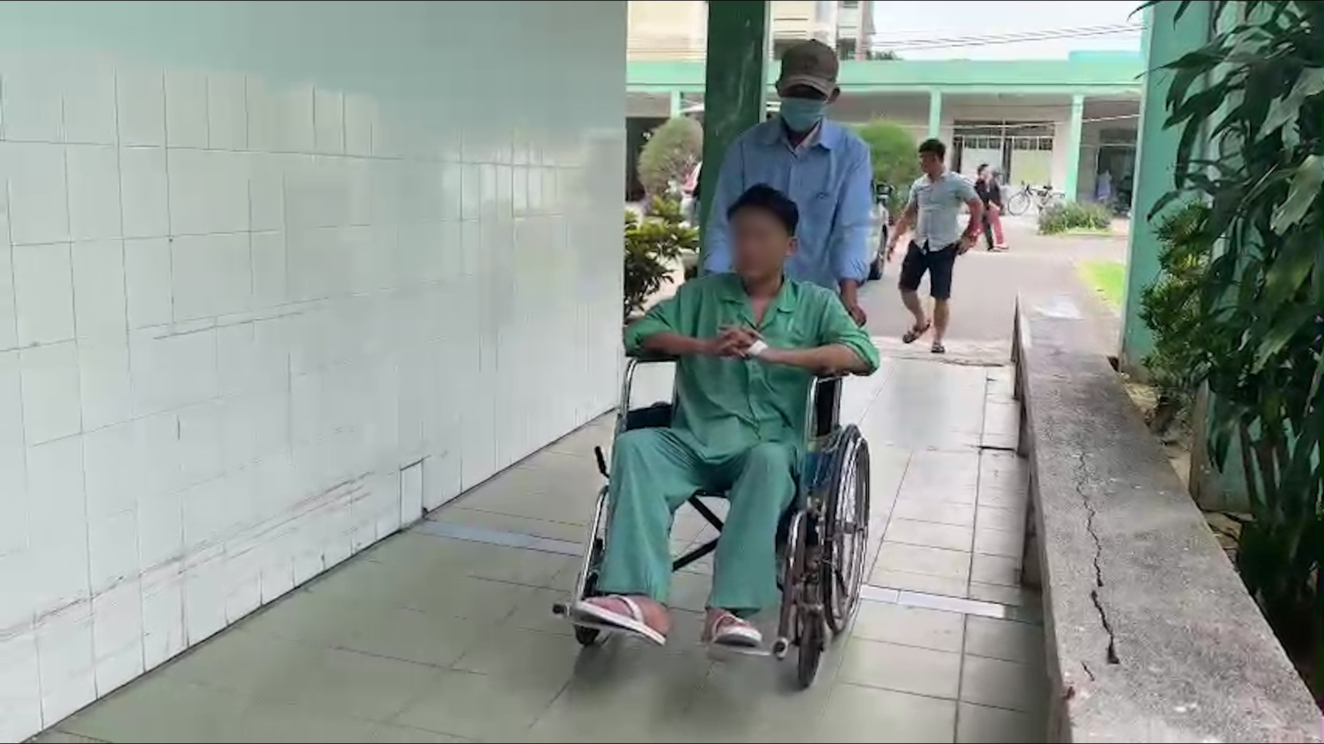 Anh S bị chấn thương sau vụ truy bắt tội phạm, phải ngồi xe lăn. Ảnh Hoàng Bin