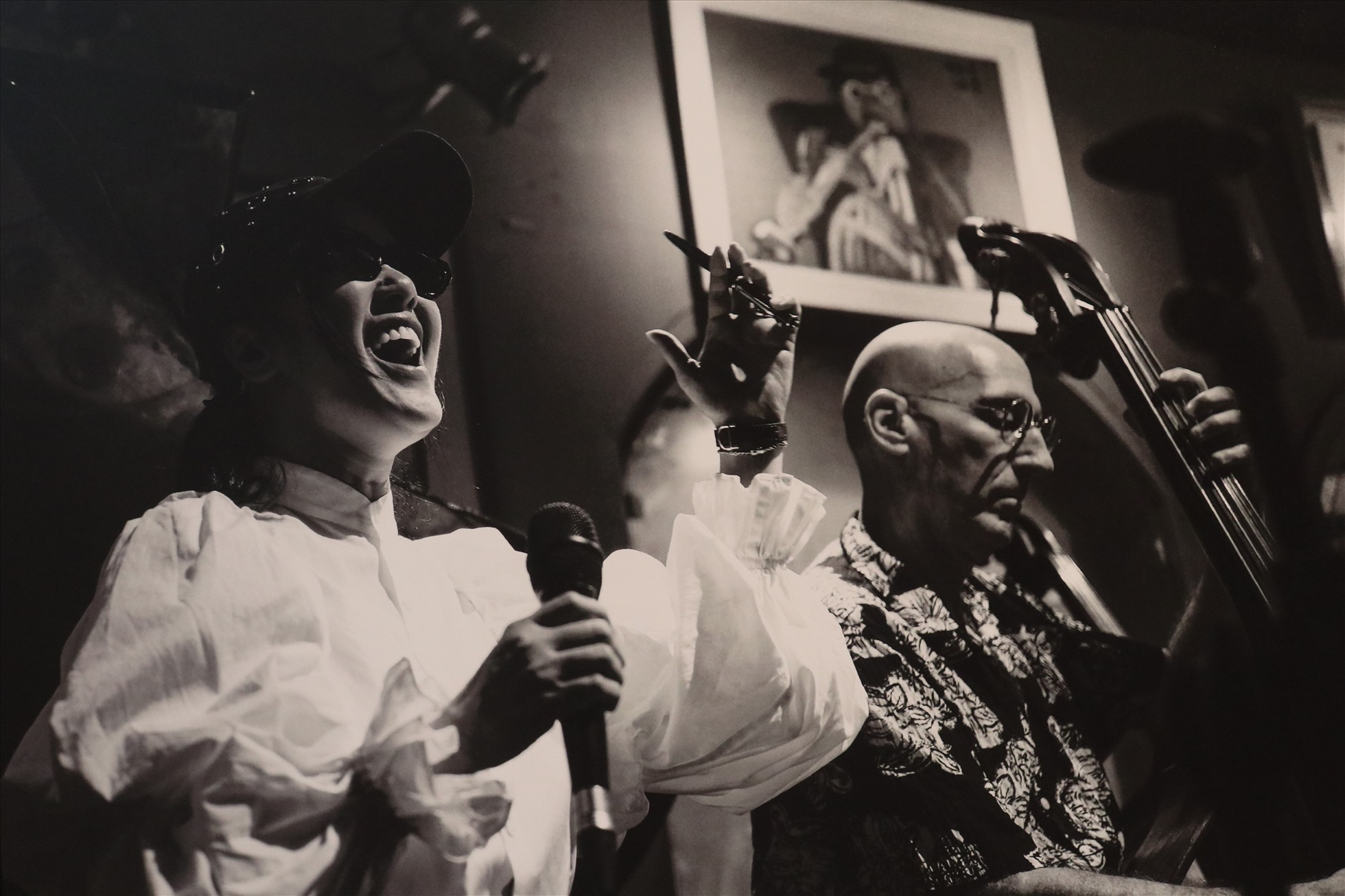 Bên cạnh đó, triển lãm còn trưng bày những hình ảnh tại live concert “Bống là ai?” của ca sĩ Hồng Nhung diễn ra trong thời gian qua. Ở tuổi 53, Hồng Nhung vẫn được khán giả yêu thích nhờ giọng hát nội lực nhưng không kém phần cảm xúc.