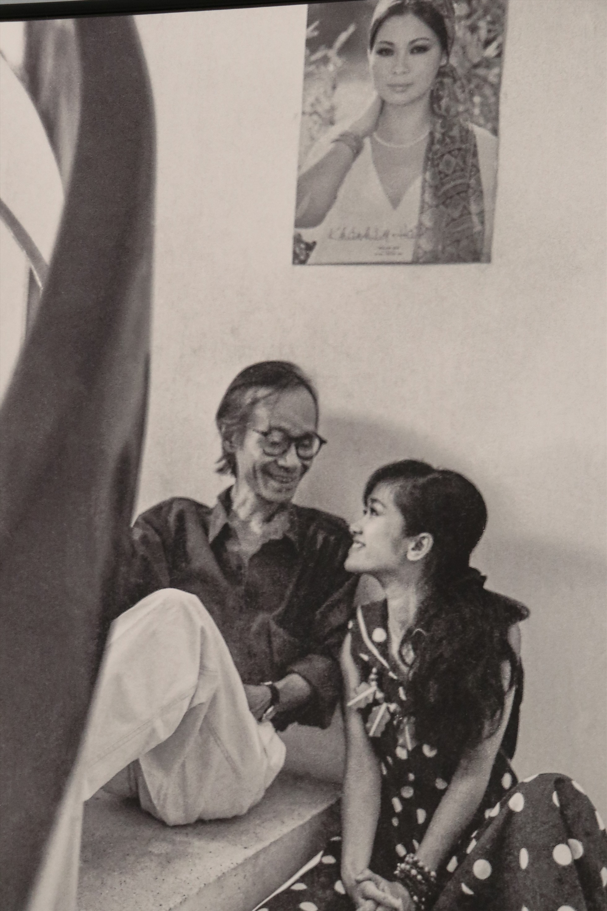 Cả hai ngồi bệt dưới chân cầu thang trò chuyện, phía trên dán poster bìa album “Hạ trắng” của Khánh Ly. Đây là thời điểm Hồng Nhung bắt đầu vào TPHCM lập nghiệp.