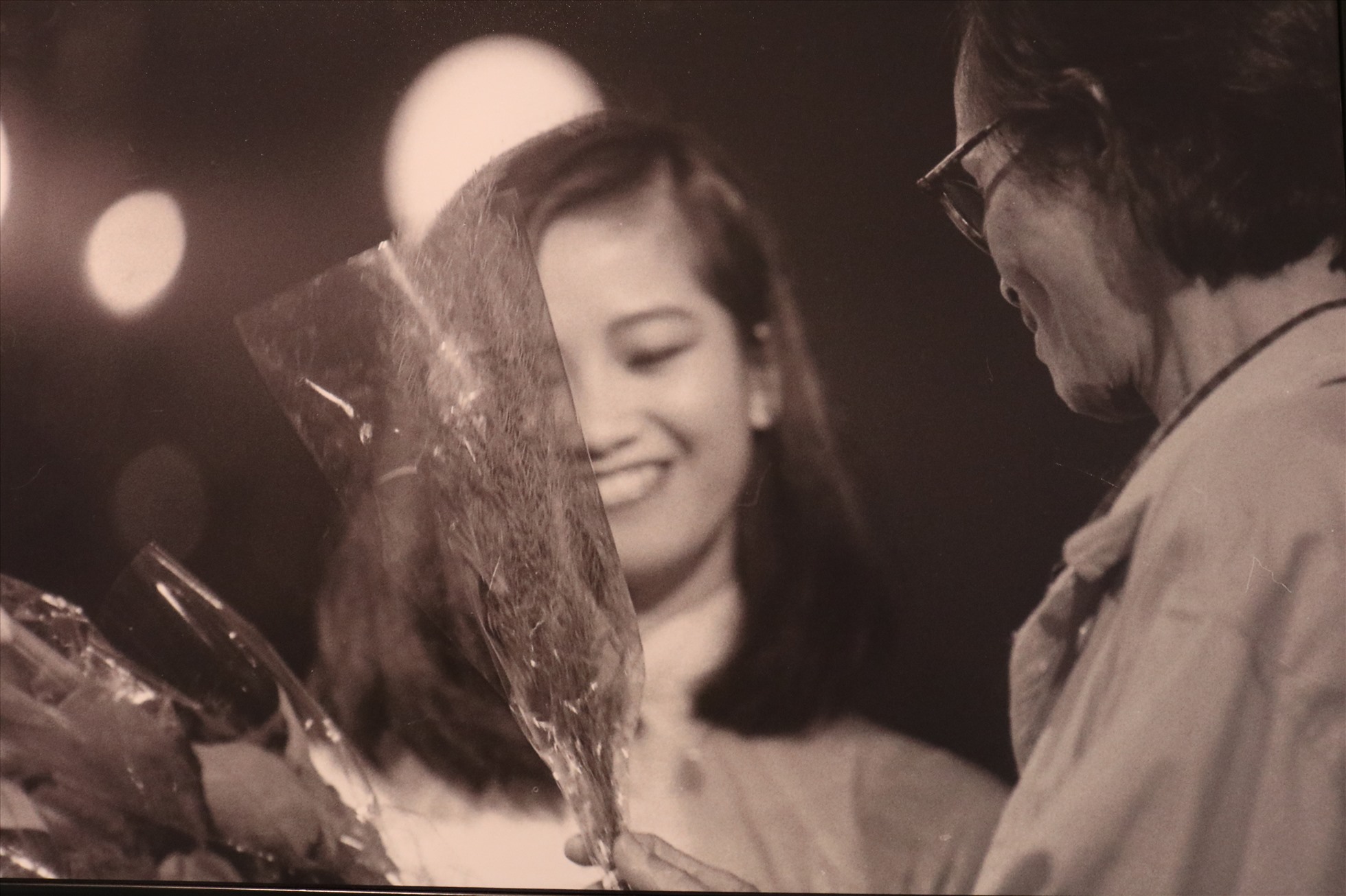 Bức ảnh được nhiếp ảnh gia Dương Minh Long chụp vào năm 1997, ghi lại khoảnh khắc nhạc sĩ Trịnh Công Sơn lên sâu khấu tặng hoa cho Hồng Nhung trong một đêm nhạc tại phòng trà ở quận 1, TPHCM.