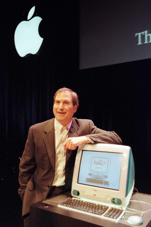 Steve Jobs và iMac G3. Ảnh: AFP