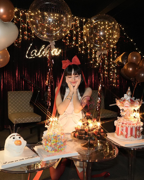 Lisa được fan tặng sinh nhật 70 món hàng hiệu trị giá hơn 3 tỷ đồng