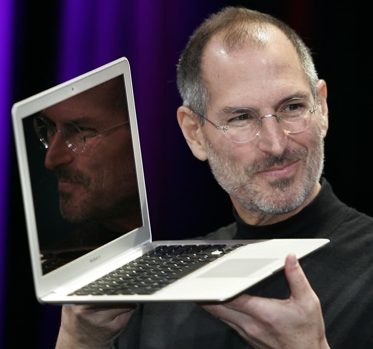 Steve Jobs và chiếc MacBook Air trong buổi ra mắt đầu tiên. Ảnh: AFP