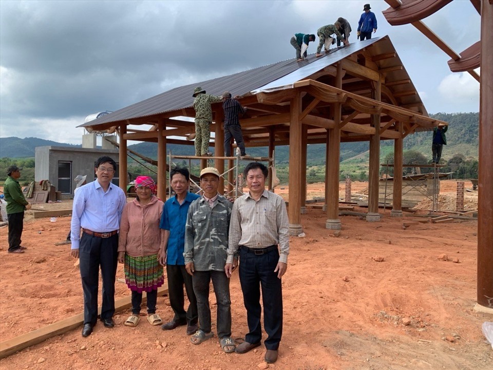 Lãnh đạo UBND huyện Ea Kar (bên phải ngoài cùng) trực tiếp đến khu tái định cư số 2 đôn đốc công tác hỗ trợ dựng nhà cho người dân. Ảnh: Bảo Trung