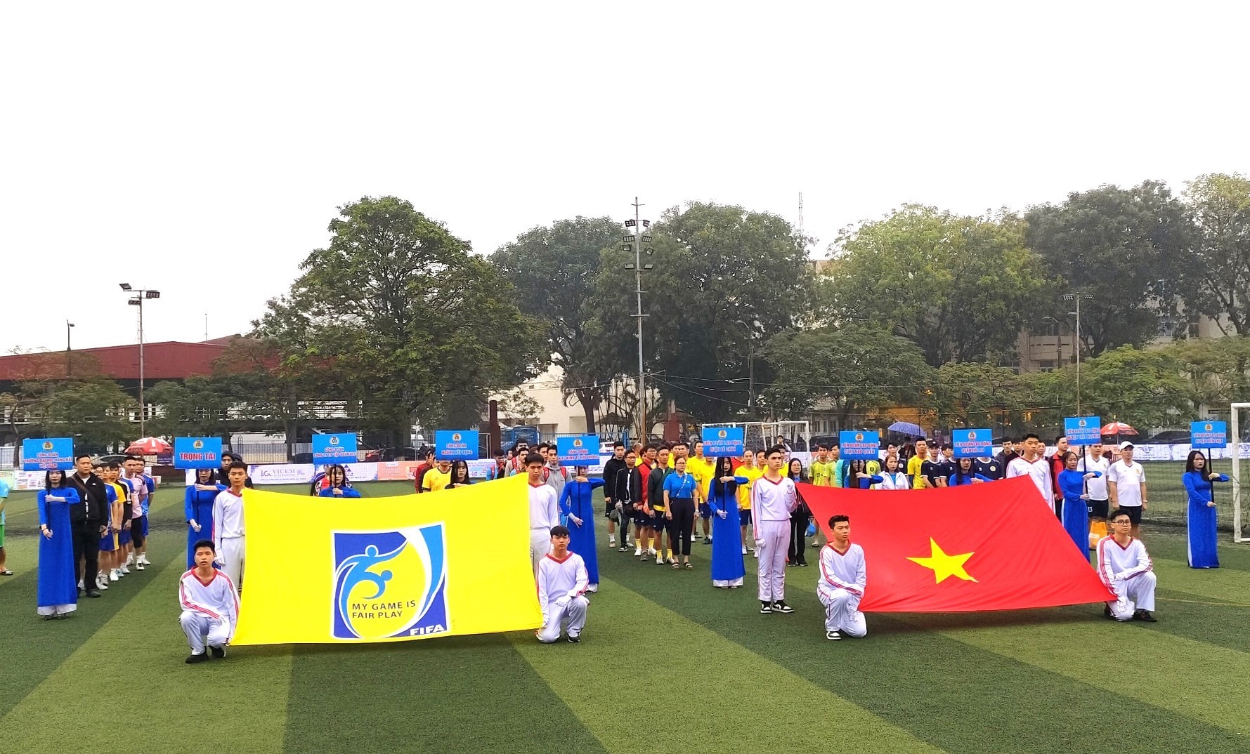 Giải bóng đá nam công nhân, viên chức, lao động Hải Phòng có sự tham gia của 16 đội bóng.