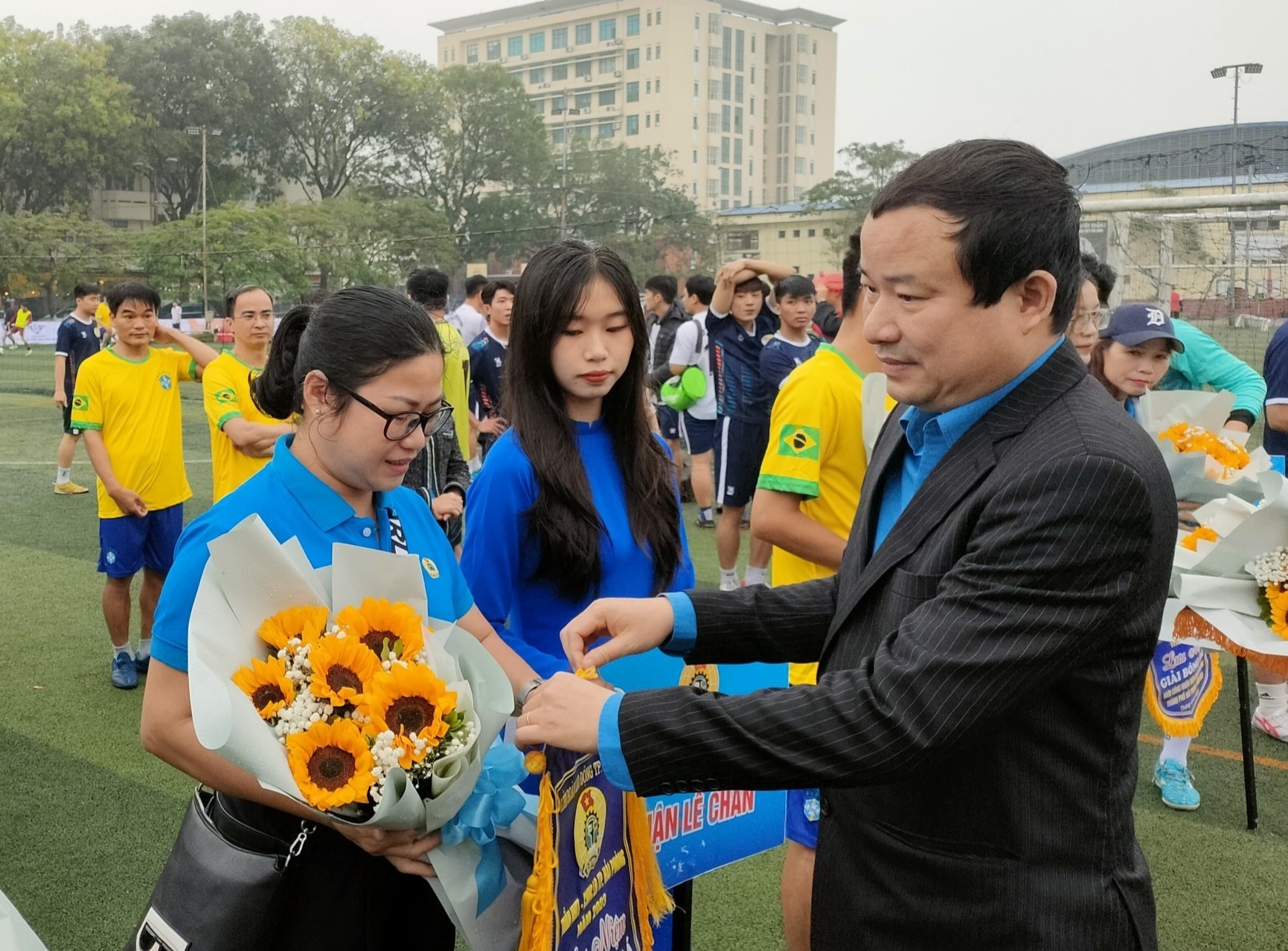 Lãnh đạo LĐLĐ TP.Hải Phòng tặng hoa, cờ lưu niệm cho các đội bóng tham gia giải. Ảnh: Mai Dung