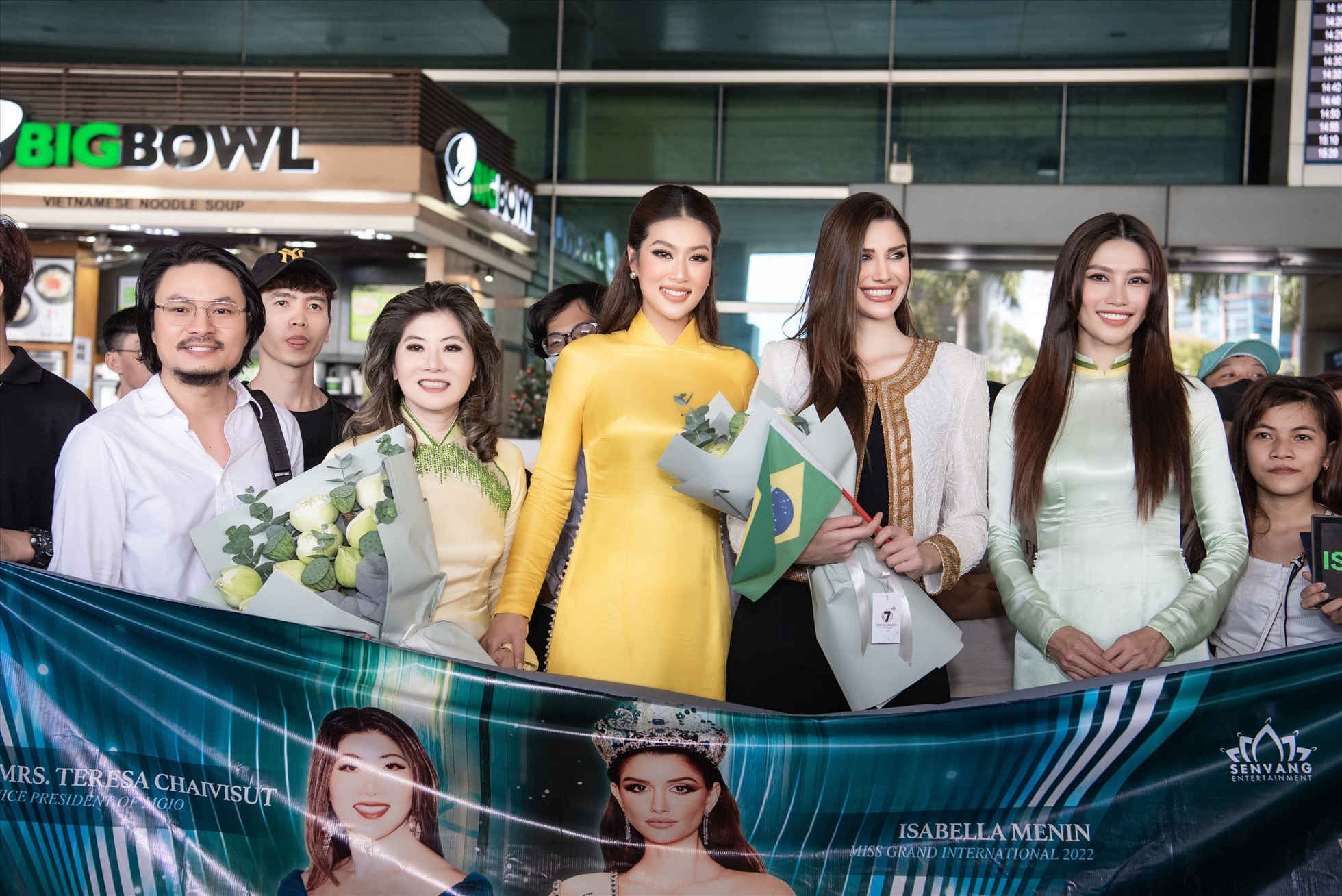 Trong buổi chào đón, hai người đẹp của Miss Grand Việt Nam cũng đặc biệt chọn áo dài truyền thống để tôn vẻ đẹp dịu dàng của người con gái Việt.