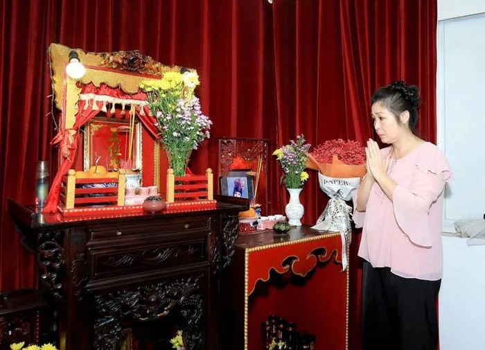 Nghệ sĩ Nhân dân Hồng Vân làm cơm cúng cố diễn viên Mai Phương và Anh Vũ. Ảnh: Nhân vật cung cấp