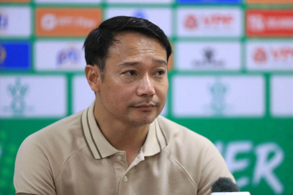 Huấn luyện viên Vũ Hồng Việt vui mừng khi Nam Định đánh bại Hải Phòng. Ảnh: Minh Dân