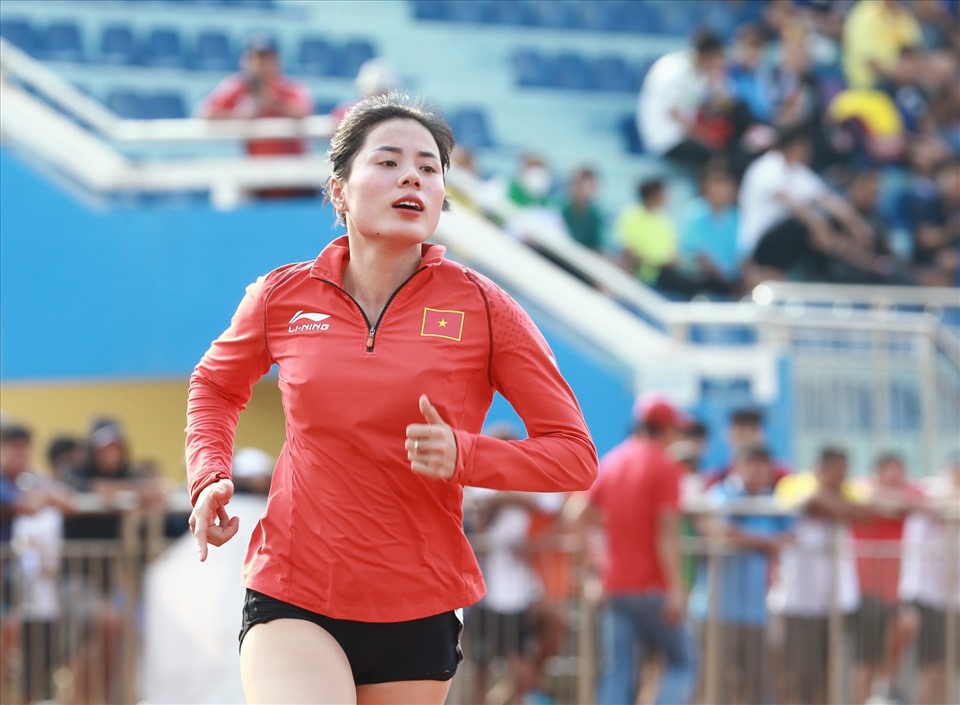 Nguyễn Thị Huyền không có đối thủ ở đường chạy 400m. Ảnh: Thanh Vũ