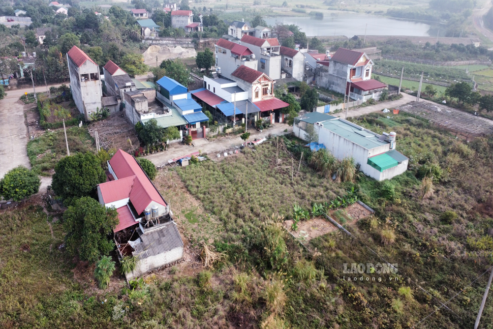 Hàng loạt lô đất tái định cư đem bán đấu giá trong khi người dân phản ánh thiếu chỗ ở. Ảnh: Nguyễn Hoàn.