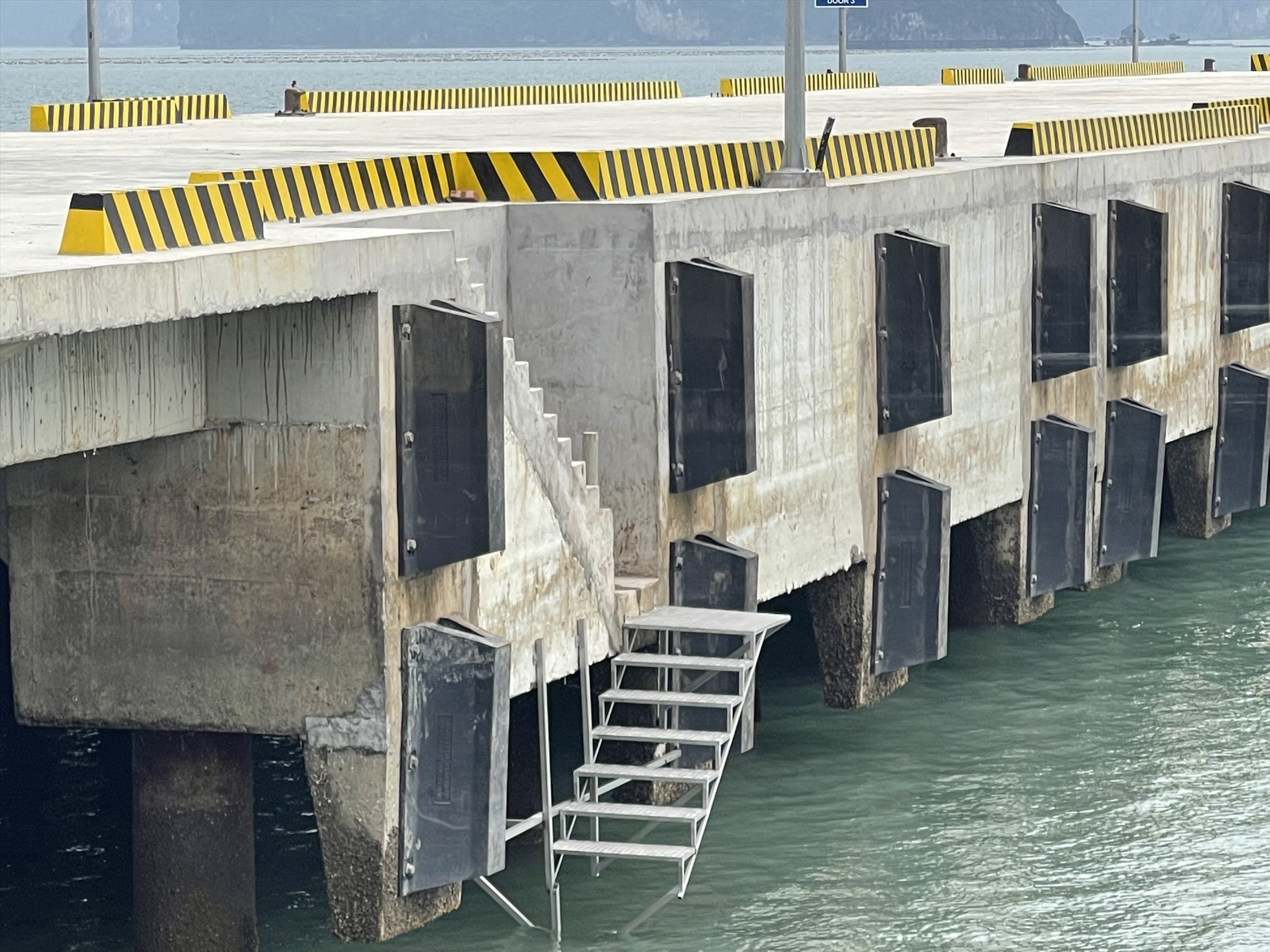Thiết kế của Cảng cao cấp Ao Tiên như thế này không đảm bảo an toàn, thuận tiện cho du khách, người dân, nhất là những người cao tuổi, trẻ em lên - xuống tàu. Ảnh: Nguyễn Quý
