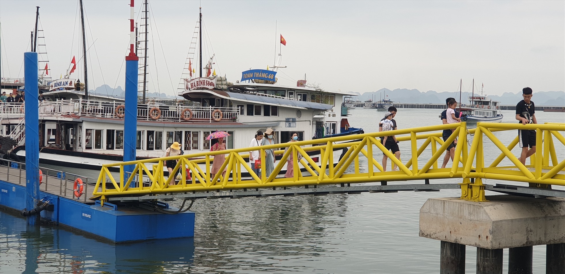Cảng tàu khách quốc tế Hạ Long có hệ thống cảng tự nổi nên không phụ thuộc vào con nước, giúp tàu có thể cập bến dễ dàng bất cứ lúc nào. Ảnh: Nguyễn Hùng