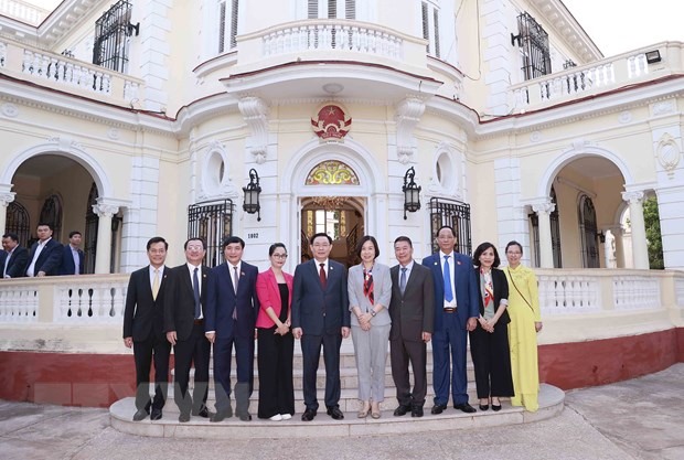 Chủ tịch Quốc hội Vương Đình Huệ chụp ảnh lưu niệm tại Đại sứ quán Việt Nam tại Cuba. Ảnh: TTXVN