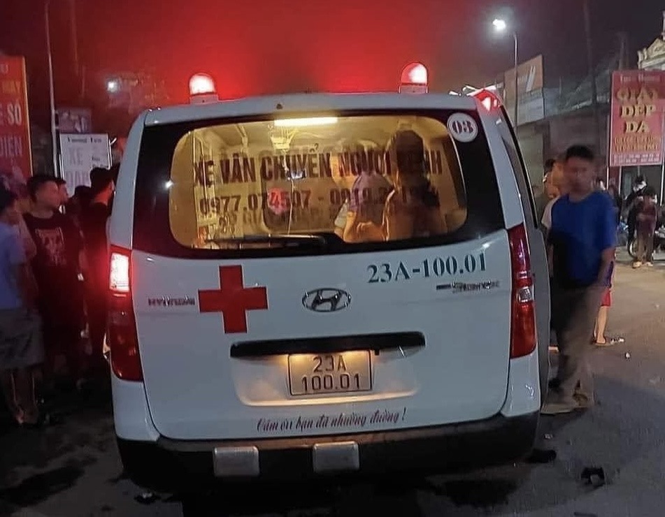 Xe cứu thương đang đưa người đi cấp cứu theo hướng Hà Giang - Tuyên Quang.
