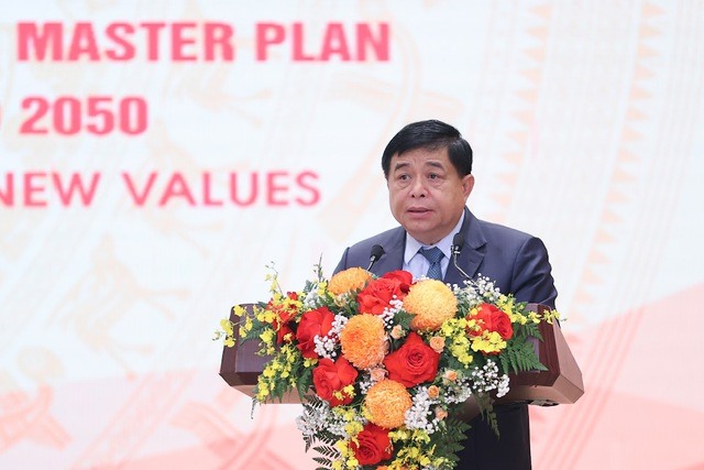 Bộ trưởng Bộ KHĐT Nguyễn Chí Dũng công bố nghị quyết. Ảnh: VGP