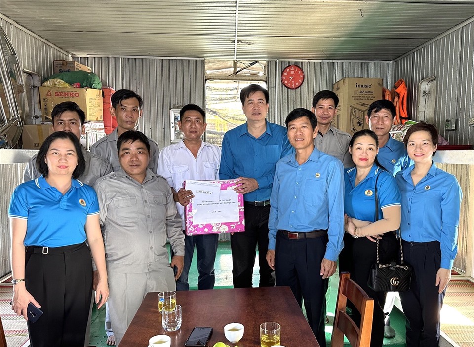 Lãnh đạo Công đoàn Giao thông Vận tải Việt Nam tặng quà đoàn viên, người lao động. Ảnh: Hà Anh