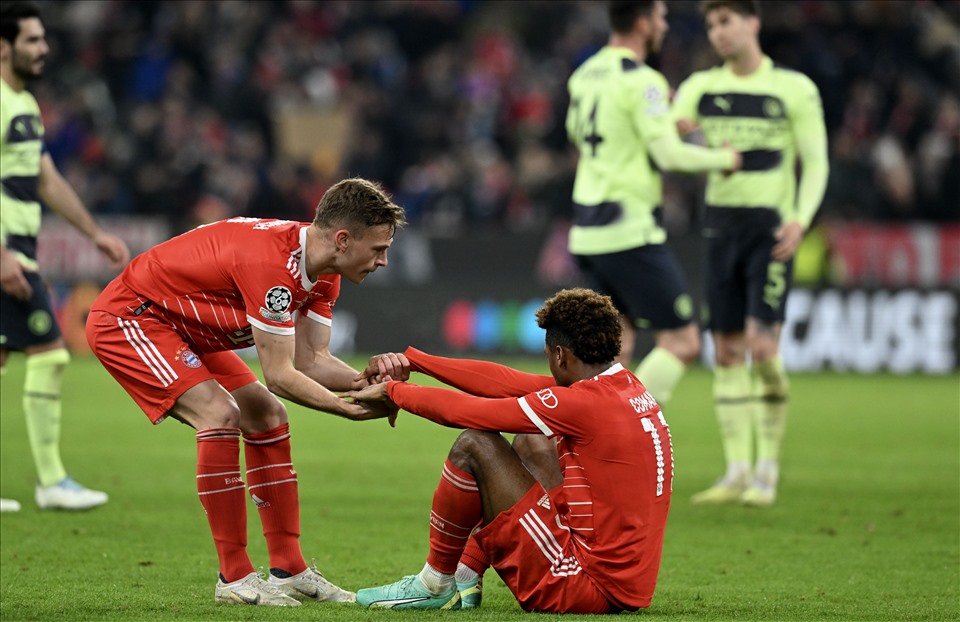 Các cầu thủ Bayern động viên nhau sau thất bại dù đã có thể lường trước kết quả. Ảnh: AFP
