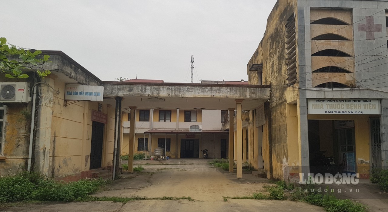 Trụ sở cũ của Bệnh viện Sản Nhi tỉnh Ninh Bình bỏ hoang nhiều năm, khiến cơ sở hạ tầng, trang thiết bị xuống cấp, hư hỏng. Ảnh: Diệu Anh