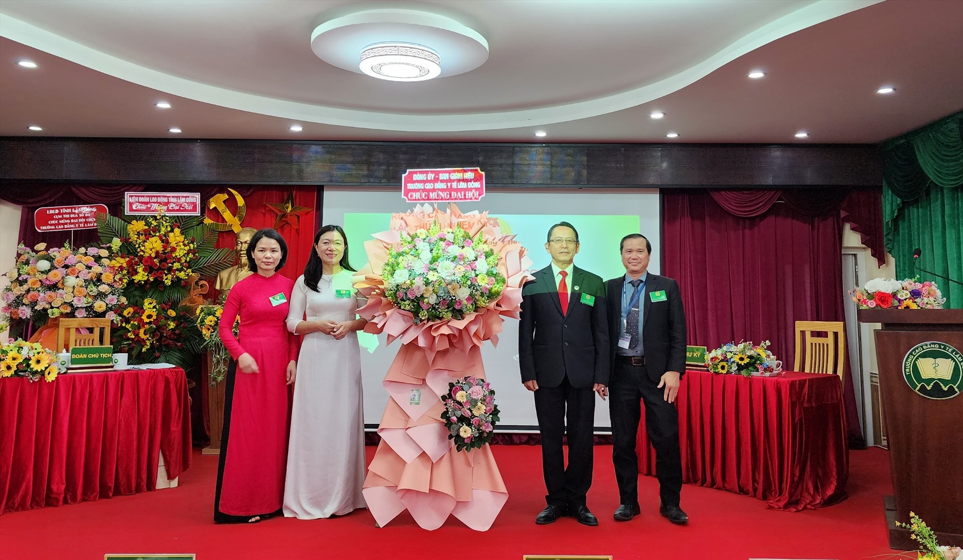 Lãnh đạo Đảng ủy và Ban giám hiệu Trường Cao đẳng Y tế Lâm Đồng tặng hoa chúc mừng đại hội. Ảnh: Đức Thiệm