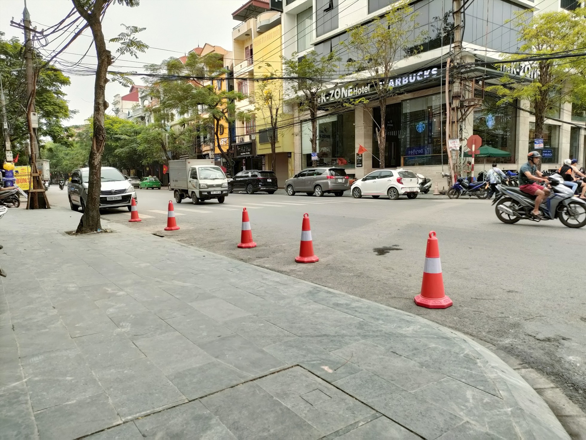 Ghi nhận trưa ngày 20.4, một toà nhà trên số Văn Cao (Ngô Quyền) bày đến 5 vật cản để ngăn xe ô tô.