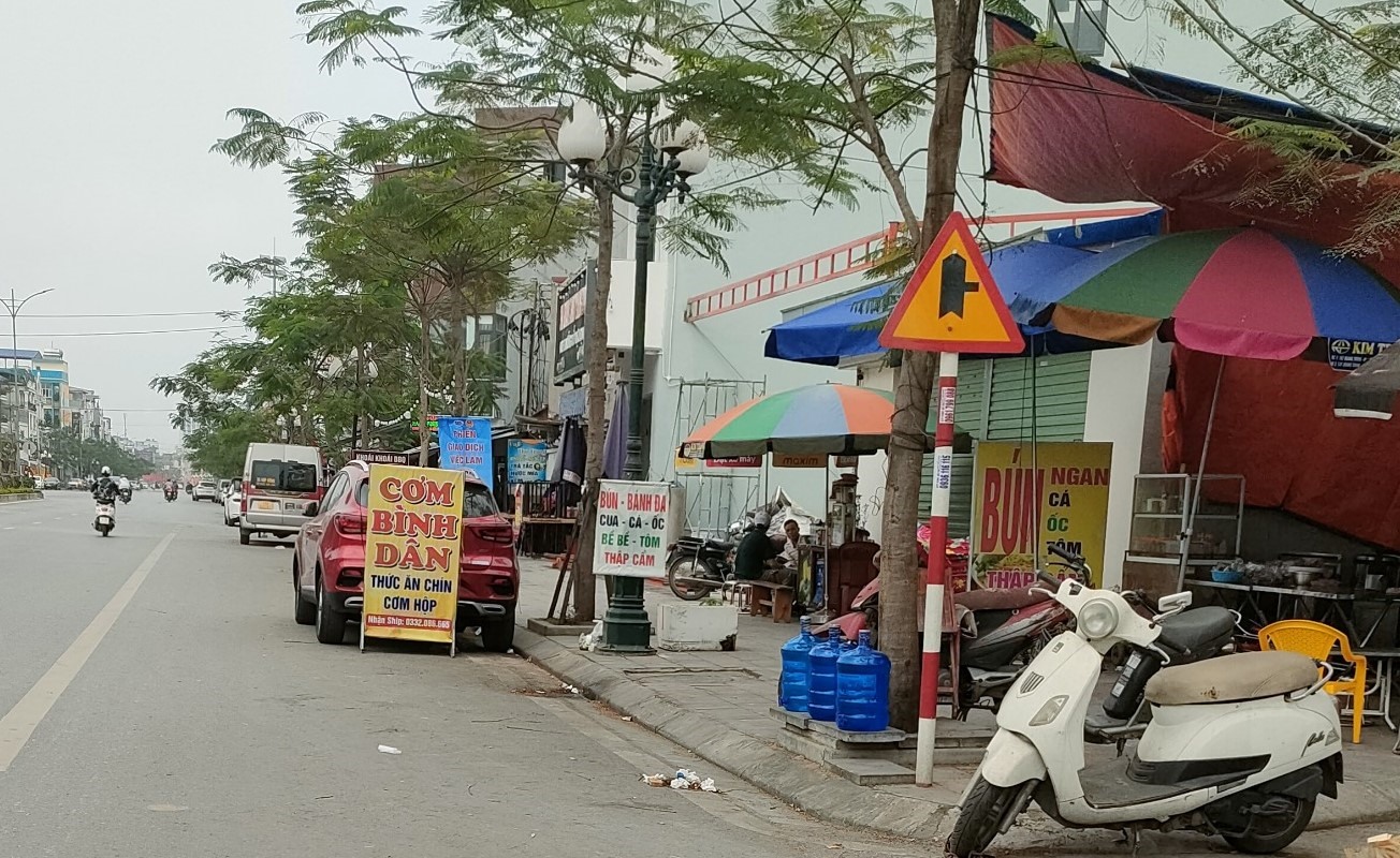 Tình trạng dừng đỗ xe ở lòng đường cũng như đặt vật cản diễn ra nhiều trên tuyến phố Hồ Sen.
