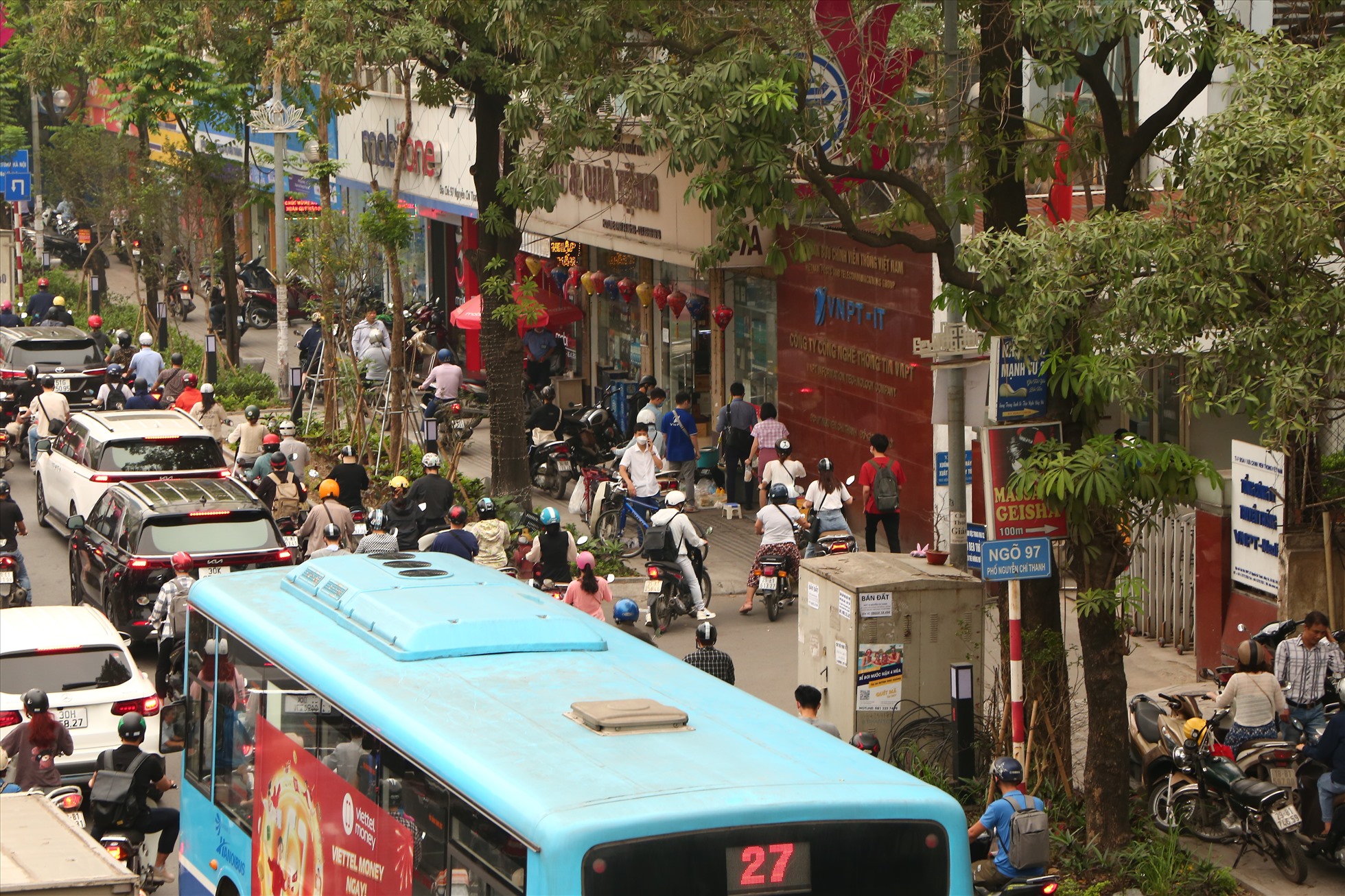 Xe máy ngang nhiên đi trên vỉa hè trên đường Nguyễn Chí Thanh vào giờ cao điểm. Ảnh: Vĩnh Hoàng