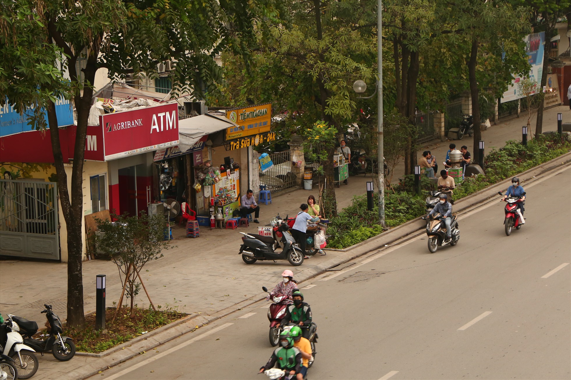 Vào đầu giờ sáng, hàng rong, xe máy lại “bức tử” vỉa hè đường Nguyễn Chí Thanh. Ảnh: Vĩnh Hoàng