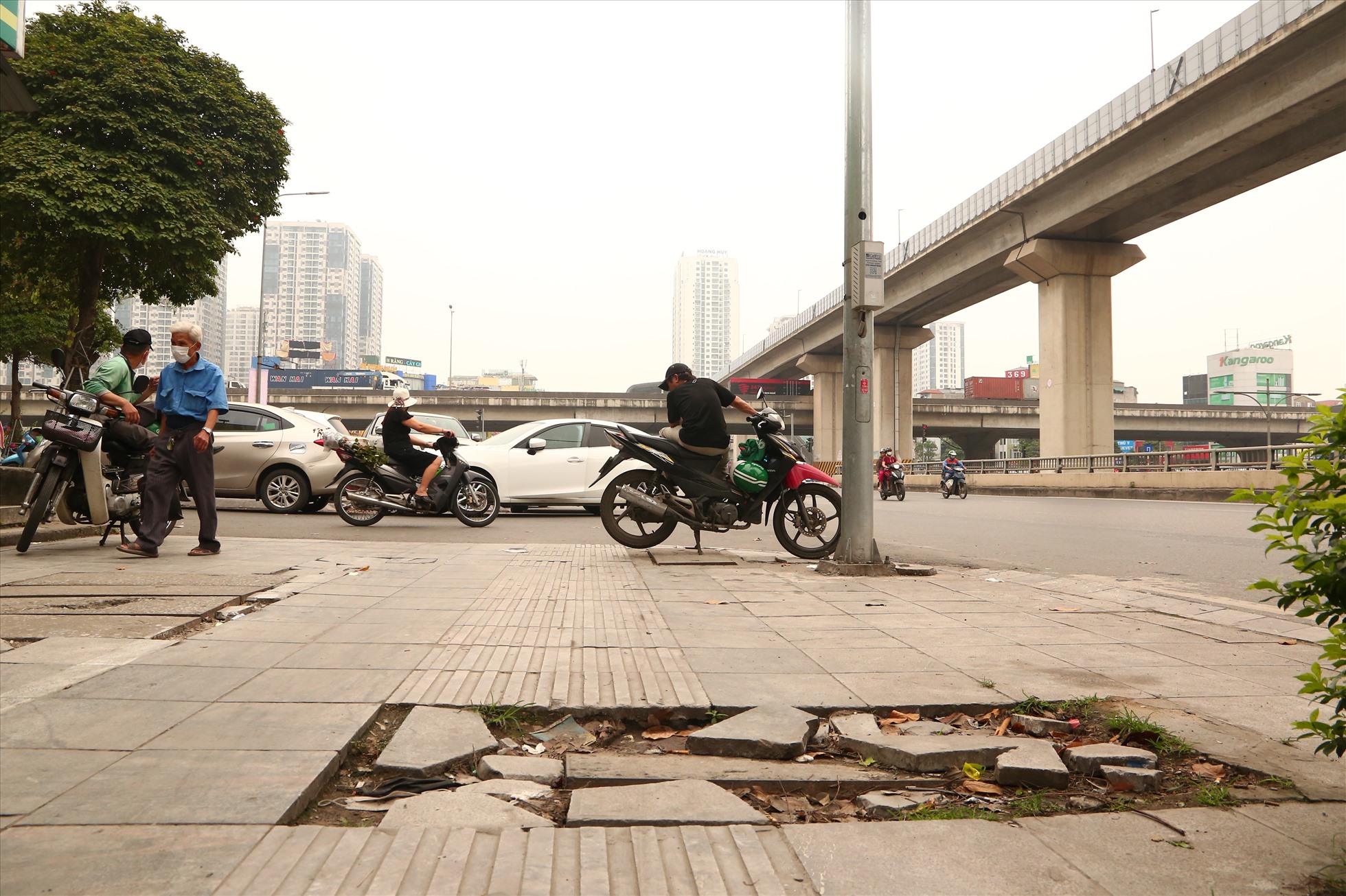 Vỉa hè trên đường Nguyễn Trãi bị bong tróc, xuống cấp nghiêm trọng. Ảnh: Vĩnh Hoàng