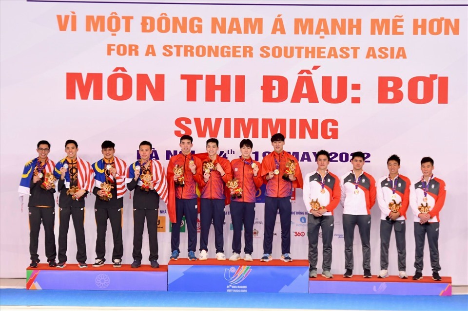 Đội tuyển bơi nam Việt Nam (đỏ) giành huy chương vàng nội dung 4x200m tự do tại SEA Games 31 tổ chức tại Việt Nam. Ảnh: Minh Phong