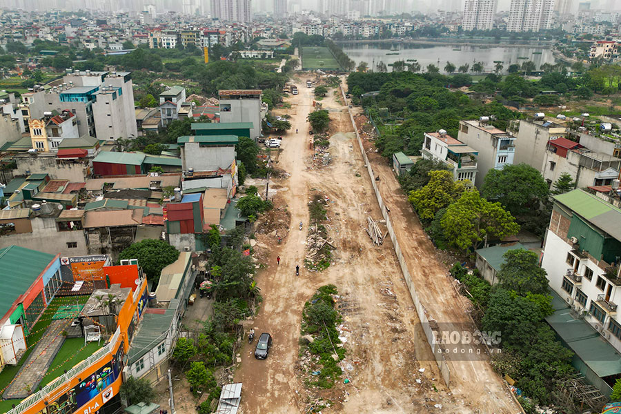 Ngày 20.4, theo ghi nhận của Lao Động, đoạn đường Đầm Hồng (phường Khương Đình, quận Thanh Xuân) nằm trong dự án làm đường vành đai 2.5 luôn trong tình trạng bụi tung mù mịt.