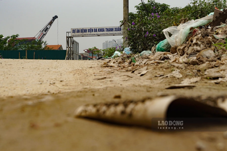 Con đường này hướng vào một cổng của Bệnh viện đa khoa Thanh Xuân, tuy nhiên phế liệu xây dựng và đủ mọi loại rác được tập trung ngay dọc lối đi hướng vào cộng viện.