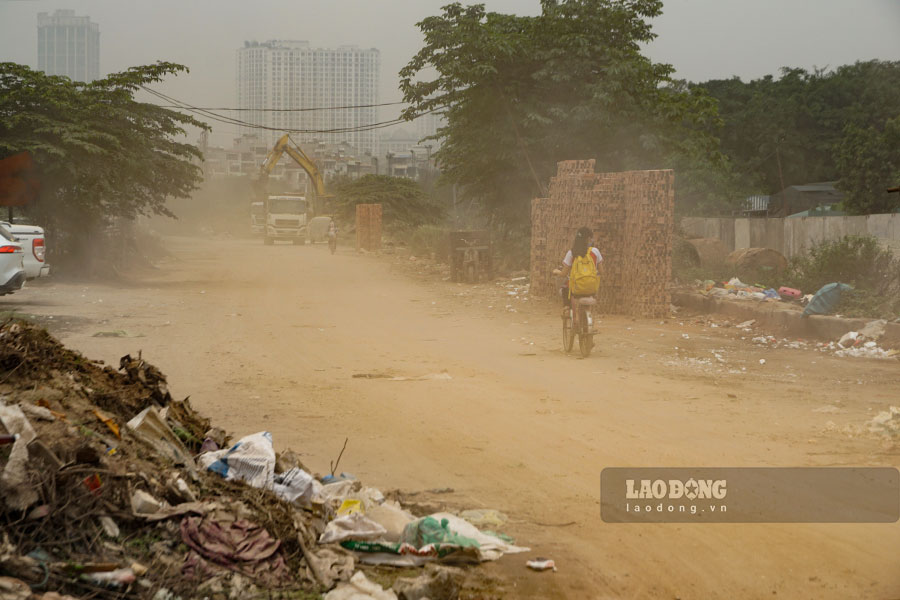 Chị Lê Thị Hoa (trú tại Khương Đình) phản ánh, nhiều lần người dân sống quanh khu vực ảnh hưởng đã có ý kiến đến chính quyền địa phương yêu cầu có biện pháp xử lý dứt điểm tình trạng đổ trộm rác thải trên tuyến, tuy nhiên không hiệu quả.