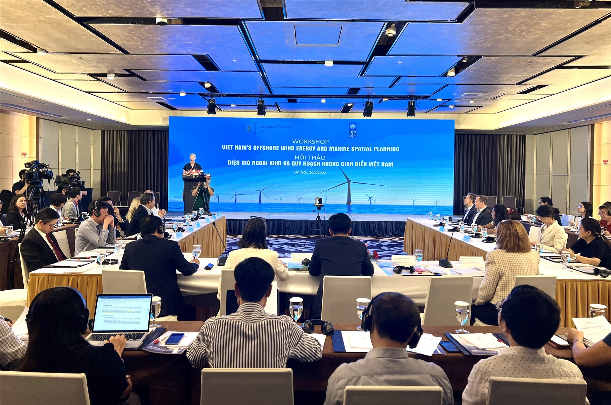 Các tổ chức quốc tế chia sẻ kinh nghiệm phát triển điện gió ngoài khơi với Việt Nam. Ảnh: Quang Khánh